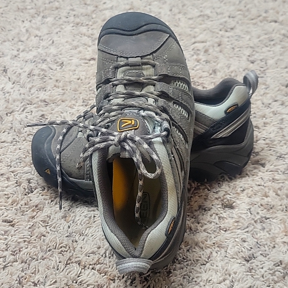 KEEN women's safety toe shoes size 8